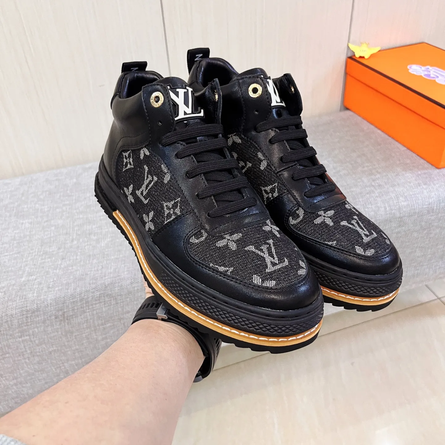 🚘🚘Factory batch 440💰[LV]🔥Louis Vuitton, high-end men's shoe brand, official website 1:1 latest masterpiece: the upper is made of first-layer cowhide imported from Italy with a comfortable and breathable lining➕original non-slip and wear-resistant outsole🔥, making walking more convenient and comfortable! An exclusive new model, a stunning work, a beautiful 1:1 replica [color] compared to the official quality! Create a fashionable personality to set off your uniqueness! A must-have for trendy men! Classic 🔥Size: 38-44 Color: 🔥 2⃣️colors available🔥.